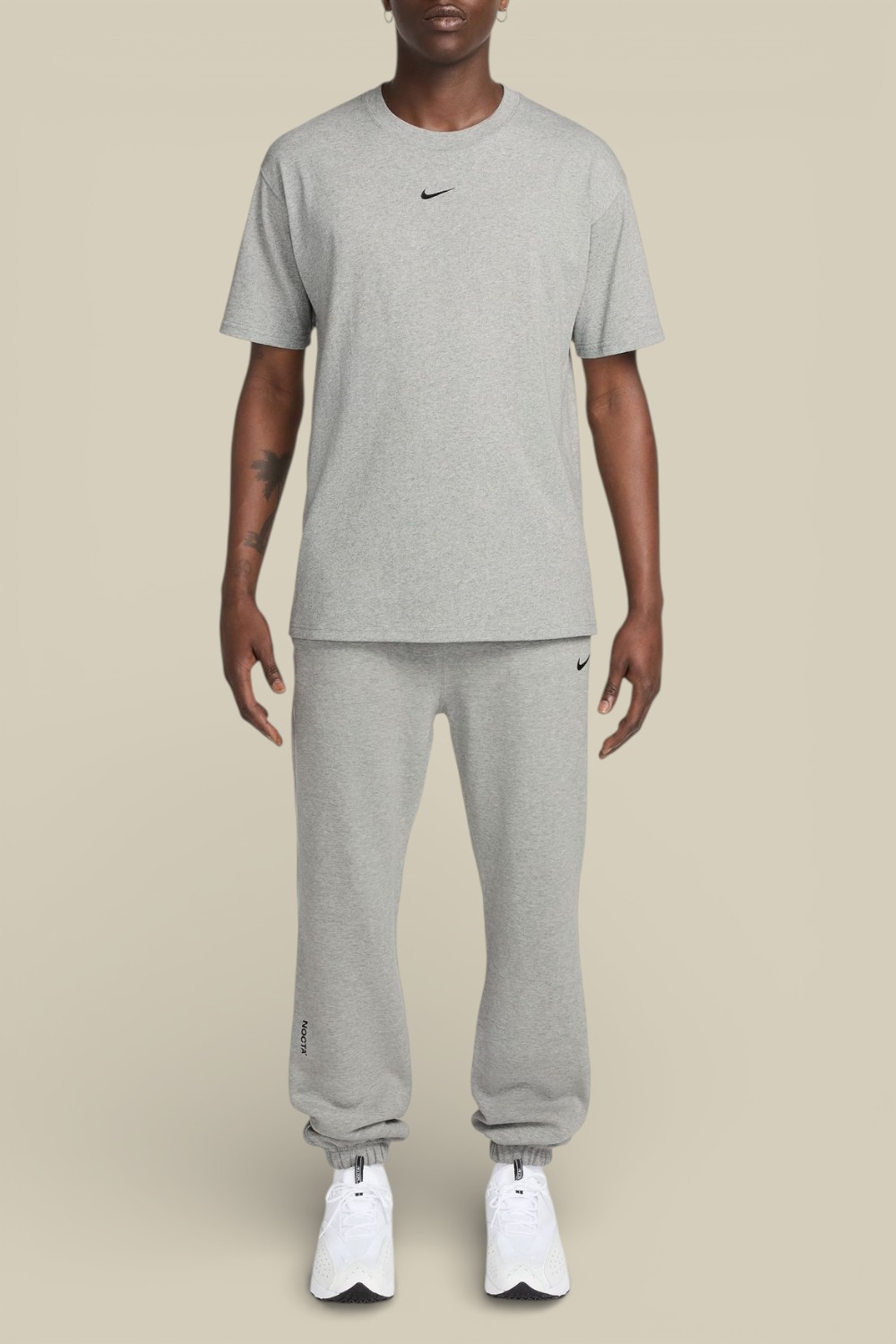 תמונת כל הלוק של מכנסי פליז Nocta